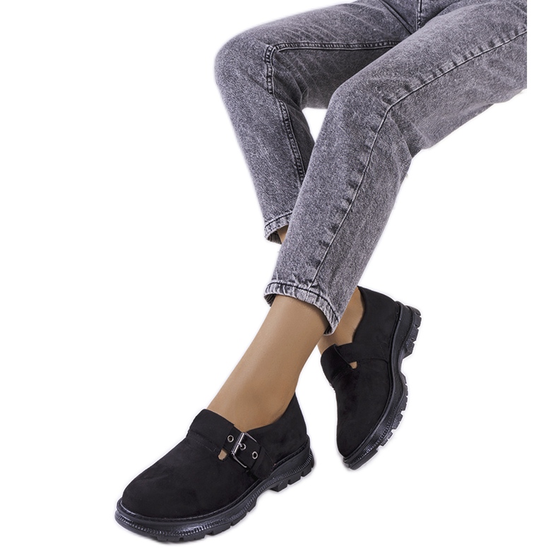 Svarta brogues med ett Ancel-spänne