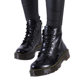 Svarta stövlar med en dekorativ Yuliya-tråd