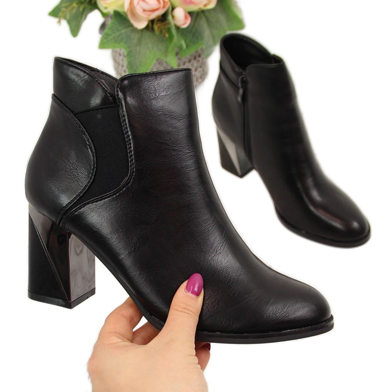 Jezzi Svarta isolerade stövlar på en dekorativ stolpe