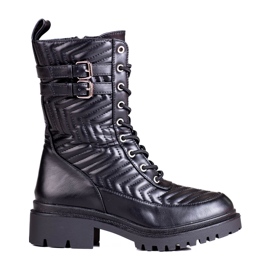 Kvinnliga arbetare med snygg Shelovet-quiltning svart