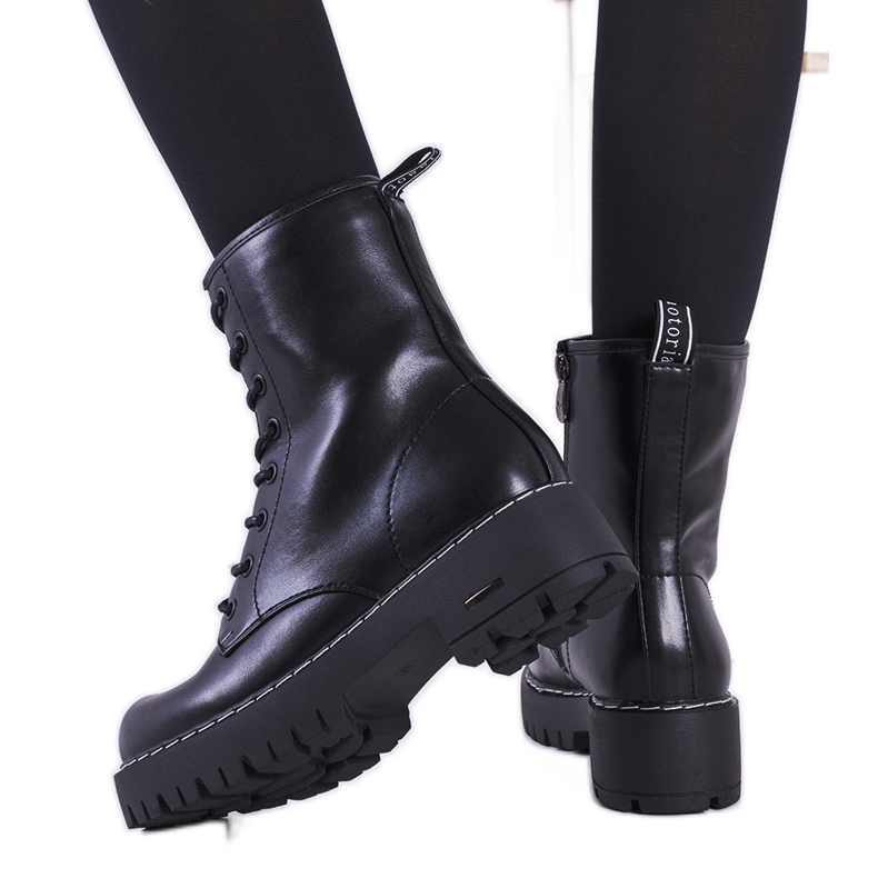 Svarta stövlar med vit tråd Rebeca