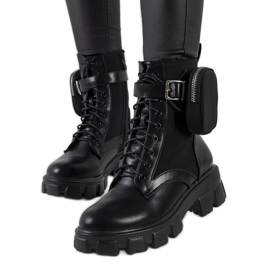 Svarta stövlar med påse från Adamson