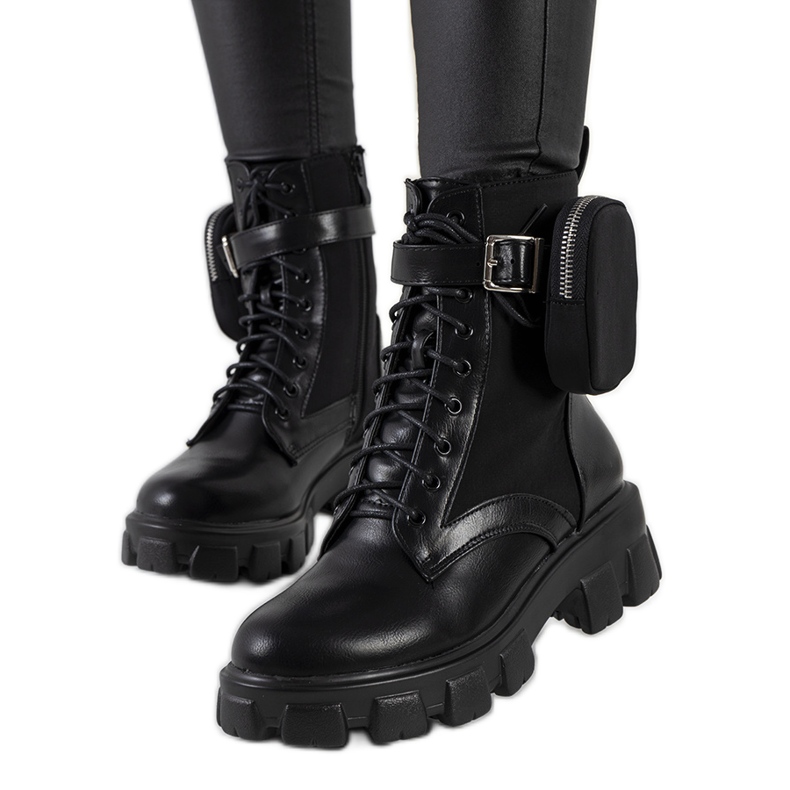 Svarta stövlar med påse från Adamson