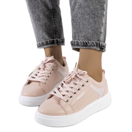 Rosa sneakers på en tjock Louisianasula