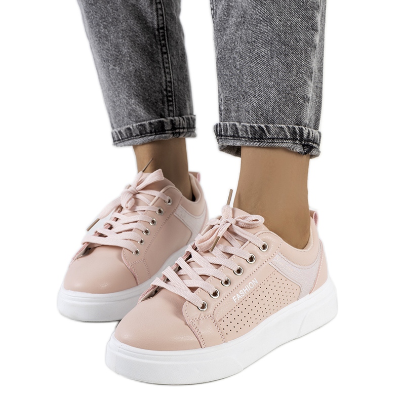 Rosa sneakers på en tjock Louisianasula