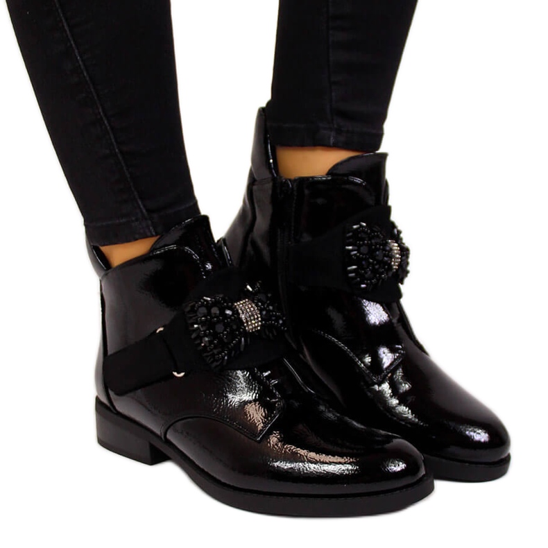 S.Barski Damisolerade lackade stövlar med svart rosett av S. Barski