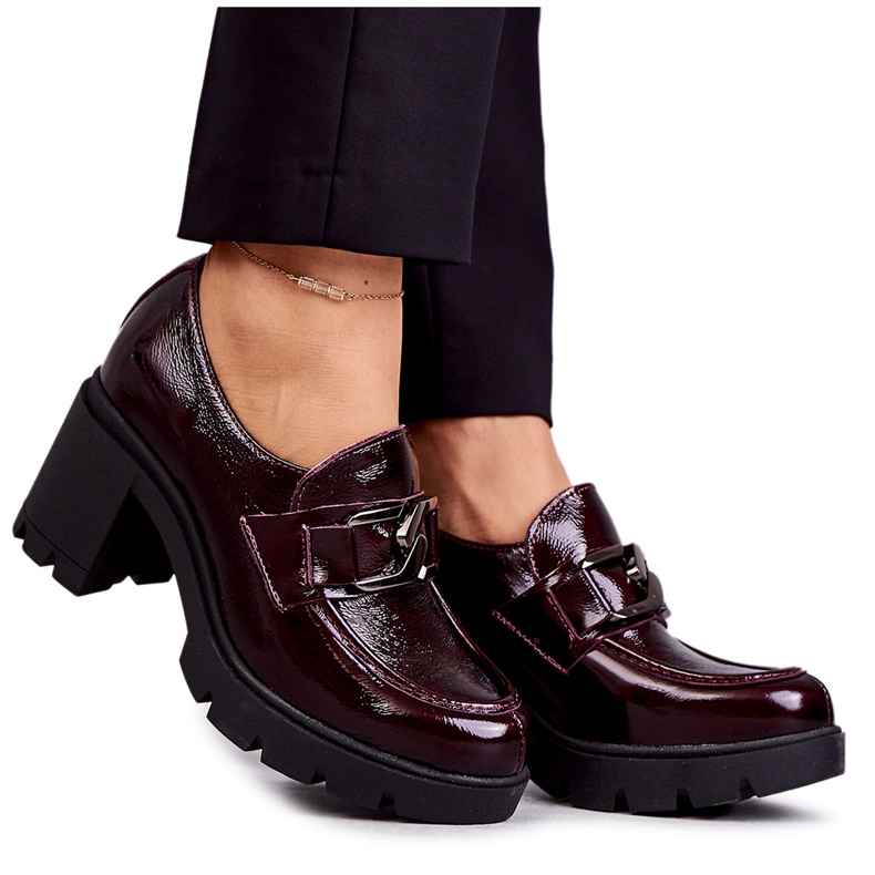 PL5 Eleganta skor på pelare med silverdekor, vinröd Harmell