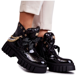 Lackade Varmstövlar Med Kedja Svart Karoline