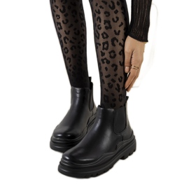 Svarta stövlar på Tausel-plattformen