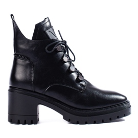 Vinceza Shelovet snörade damstövlar på en svart stolpe