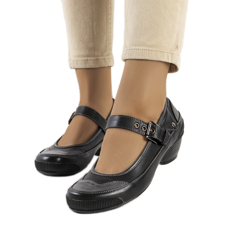 Svarta pumps fäste med en Via-rem