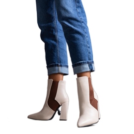 Beiga Chelsea-stövlar på Hamilt-stolpen beige