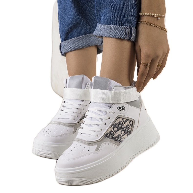 Gråa sneakers från Adolis ankel