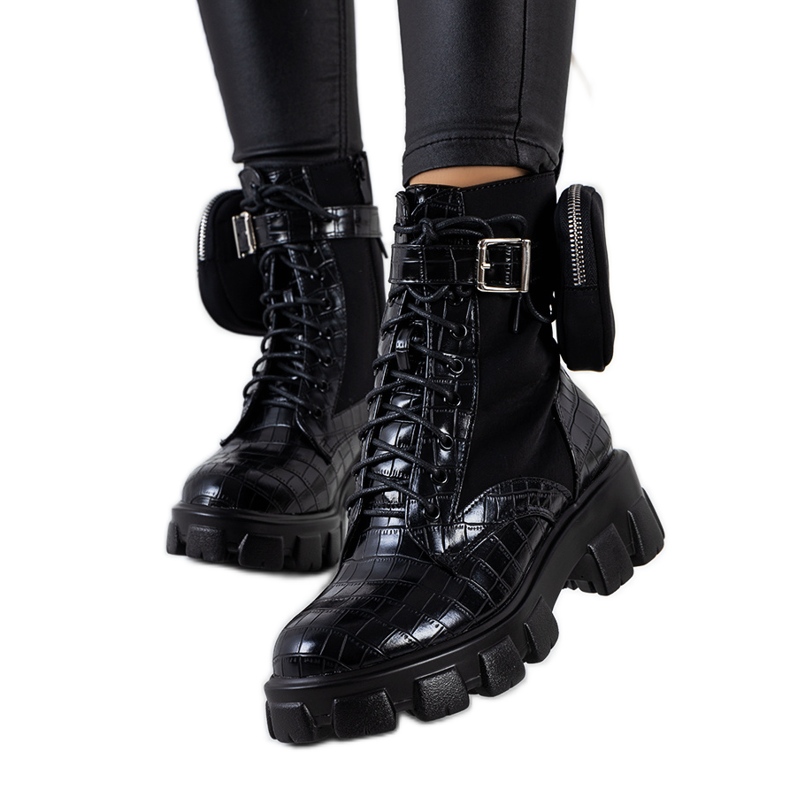 BM Svarta stövlar med påse från Adamson