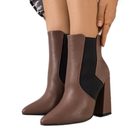 Bruna Chelsea-stövlar på Hamilt-stolpen