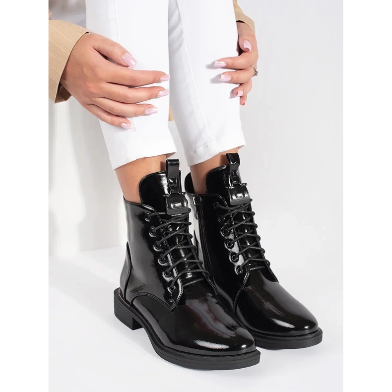 Svarta damstövlar med snörning av ekologiskt patentläder