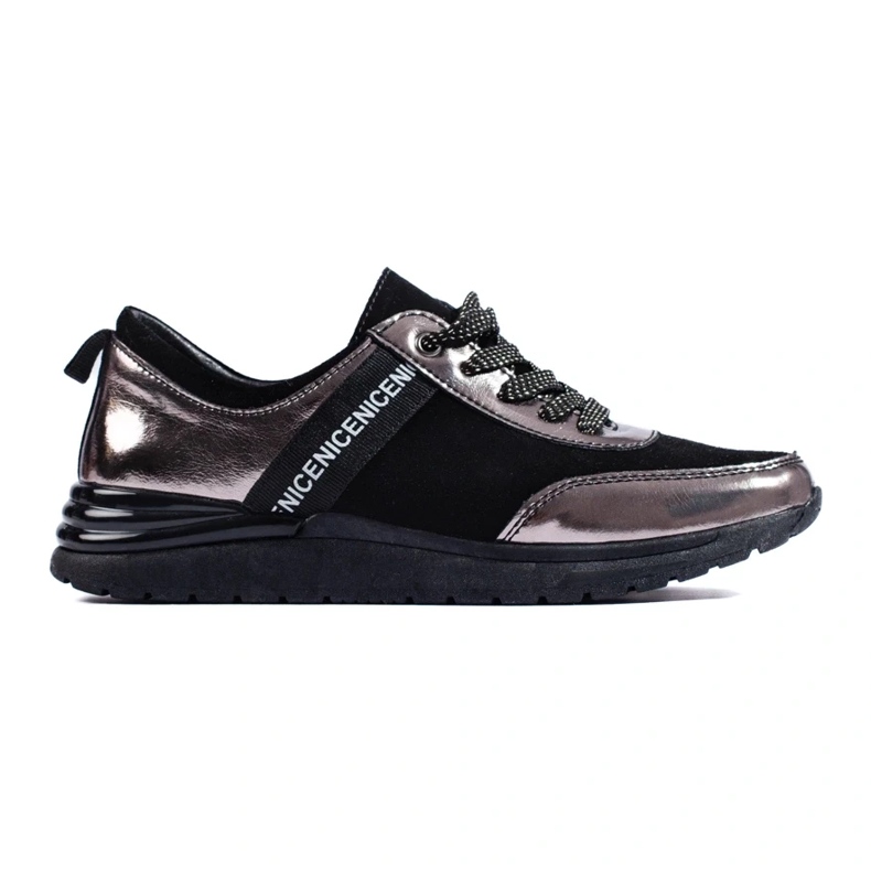 Gråa sportskor gjorda av naturligt läder svart