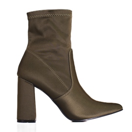 Gröna damstövlar på Shelovet-stolpen