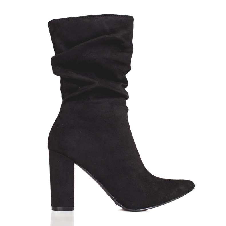 Svarta damstövlar på en stolpe med en skrynklig Shelovet-överdel