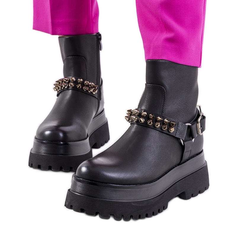 Svarta stövlar med dubbar Aneta