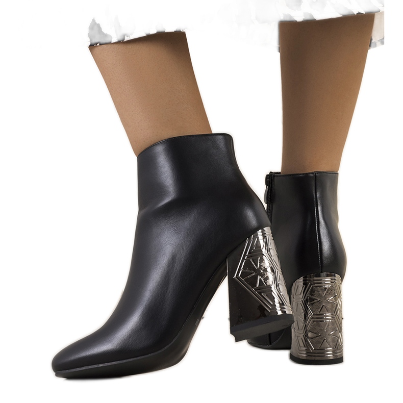 Svarta stövlar med dekorativ Mirim-klack