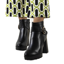 BM Svarta högklackade stövlar från Aminat