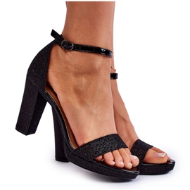 FM1 Fashionabla glänsande svarta Petra-sandaler på en bar