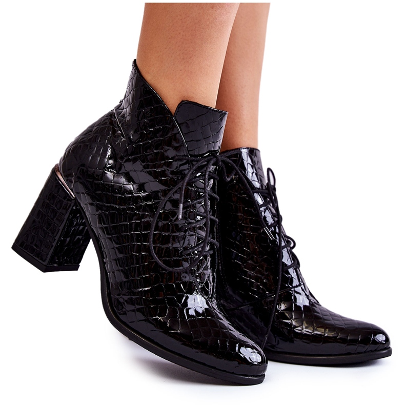 PA2 Kvinnors svartlackade stövlar på en klack