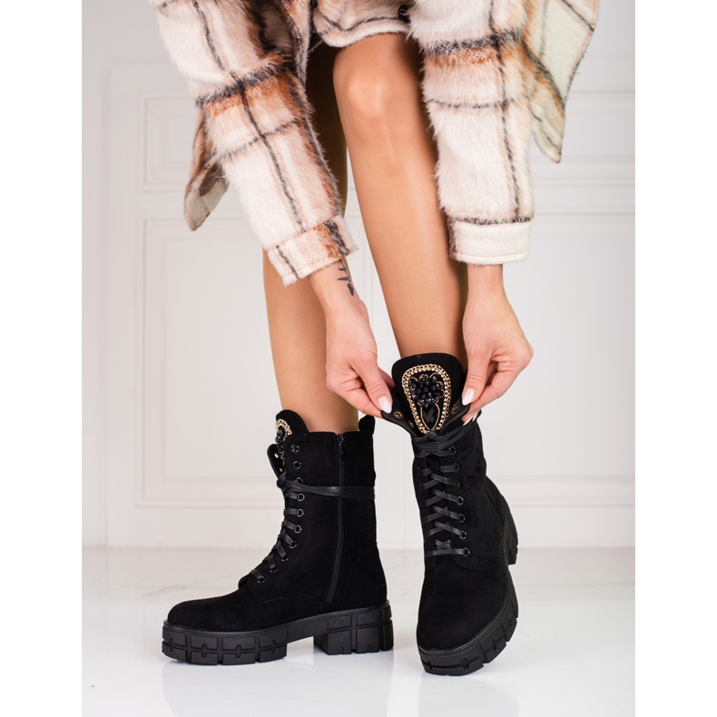 Arbetarstövlar i mocka dam med dekoration, svarta