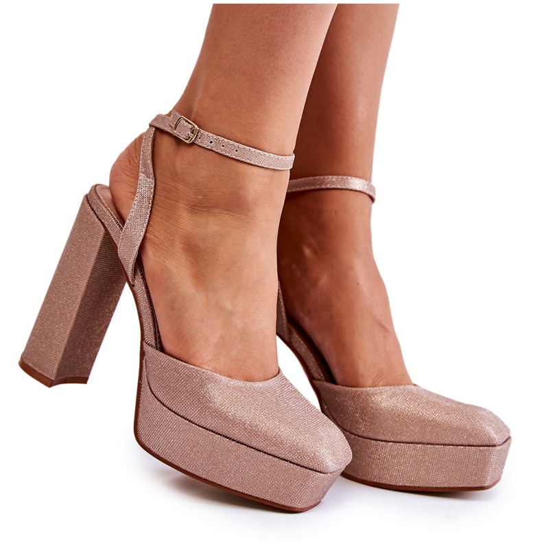 Glittersandaler för kvinnor på en klack Guld Rosel gyllene