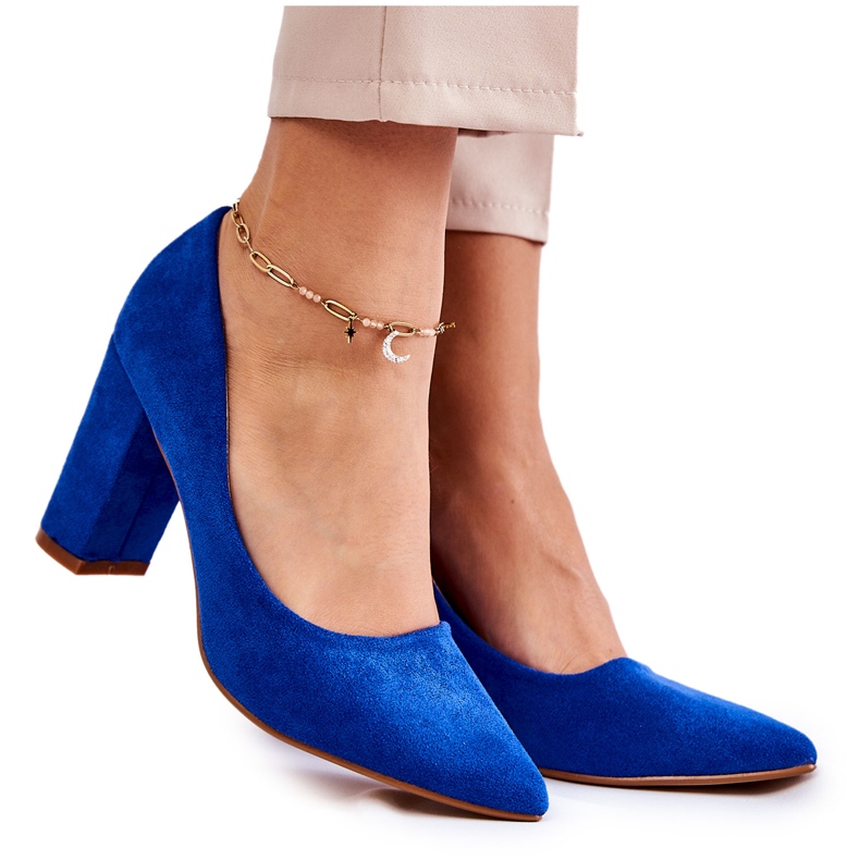 PS1 Klassiska Mocka Pumps På En Kendra Blå Klack