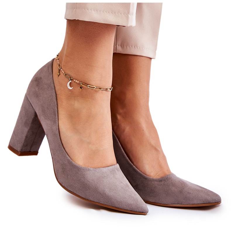 PS1 Klassiska mockapumpar på en grå Kendra-klack