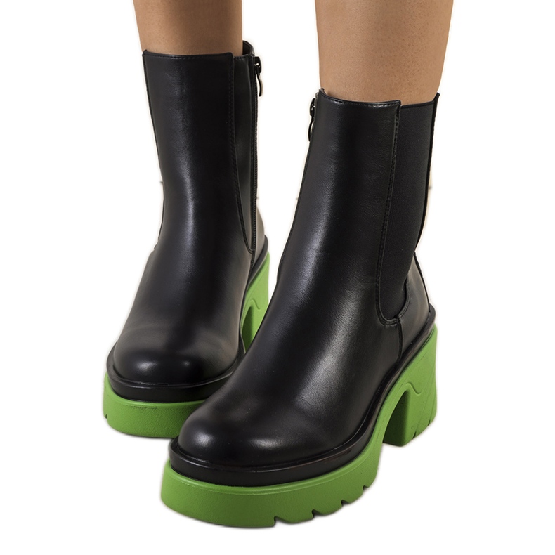 PA1 Svarta ankelboots på den gröna Torrela-plattformen