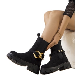 Svarta stövlar på hög Mellem-sula