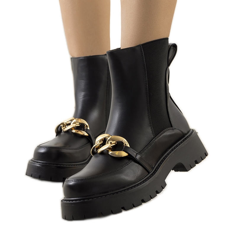 Svarta stövlar på hög Pesa-sula