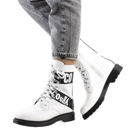 Vita sneakers dekorerade med inskriptioner