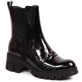 Stövlar lackade på ett block och en plattform med en kedja, svart varm Potocki