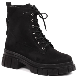 Kvinnors mocka arbetare på en svart isolerad plattform T.Sokolski