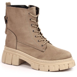 Kvinnors mockaarbetare på en beige vadderad plattform av T.Sokolski