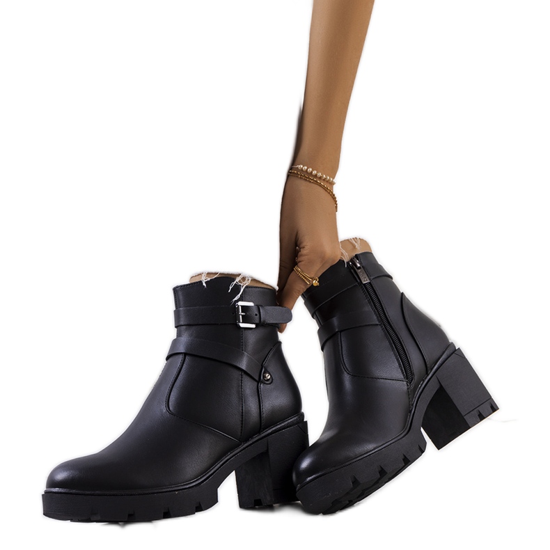 Svarta stövlar på en traktor Centret-sula