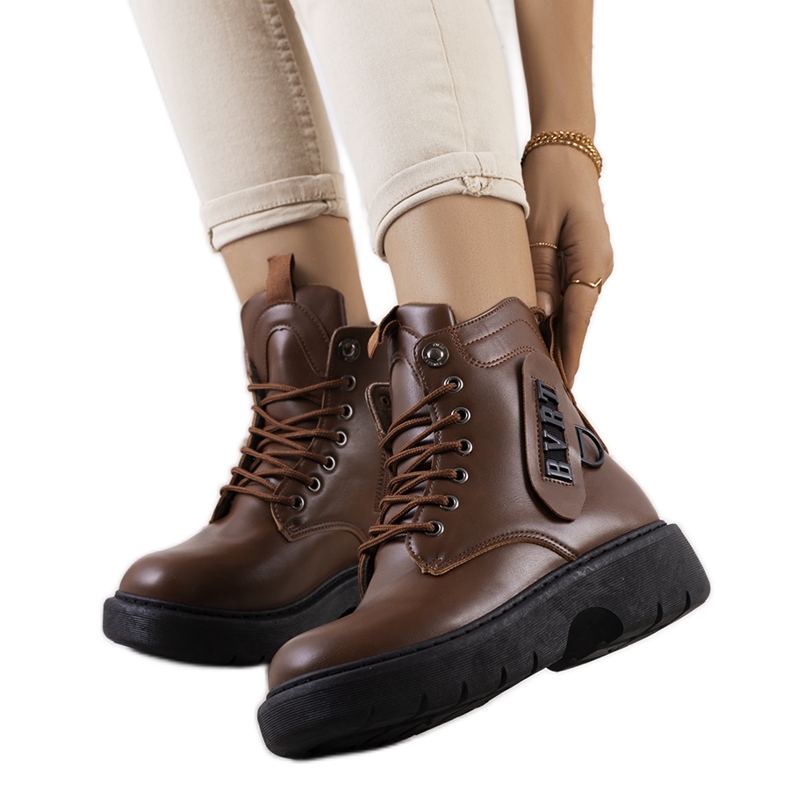 Bruna stövlar på Denna plattform