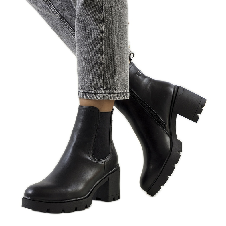 PA1 Svarta högklackade stövlar från Selima