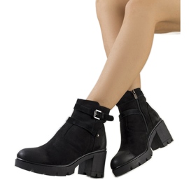 Svarta stövlar på Lamaris traktorsula