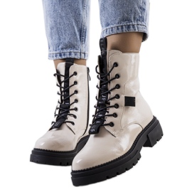 PA1 Beigelackade stövlar från Casies