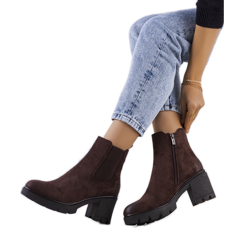 Bruna högklackade stövlar i mocka från Svelte