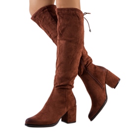 Högklackade stövlar i brun mocka från Georgie