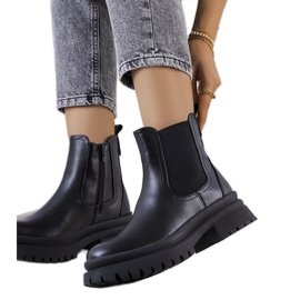 Svarta stövletter på Alains plattform