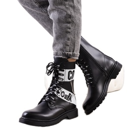 Svarta fångare dekorerade med Mota-inskriptioner