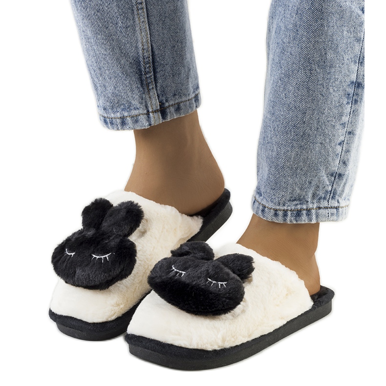 Inna Svarta tofflor med en kanin Kanin vit
