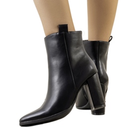 Svarta stövlar på Eduar-stolpen